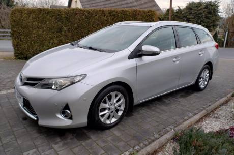 ox_toyota-auris-kombi-14-d4d-90km-2013-r-krajowa-kamera-cofania