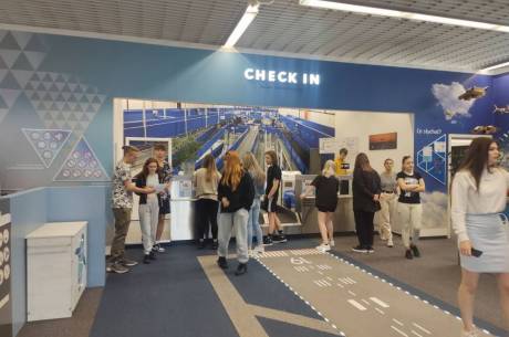 Uczniowie SOIZ na warsztatach na lotnisku Kraków-Balice w ramach przygotowania do wyjazdu na staż zagraniczny