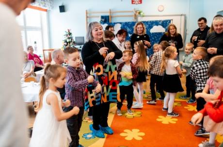   „Grając i śpiewając wchodzimy w Nowy Rok"   w Przedszkolu nr 4   w Skoczowie    